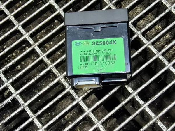 Tomada USB Hyundai i40 OEM 961203Z5004 - Usado image 5