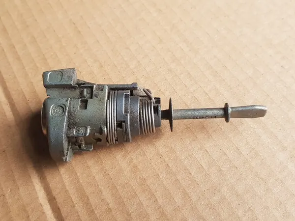 Dörrlås Cylinder - Främre Vänster / VW Touran I 2003-2015 / 1T0837167A image 4