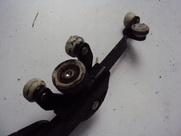 Rolo inferior porta direita VW T5 Multivan FL 09- image 3