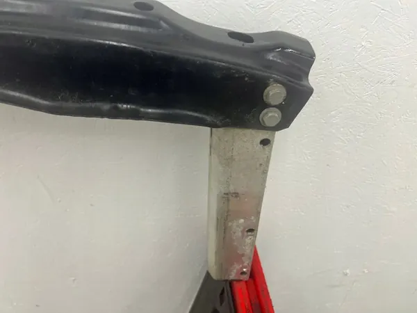 AUDI A4 B8 LIFT TAKAPUSKURIN TU SUPPORTTI 8T0807313 8K0807331E image 4