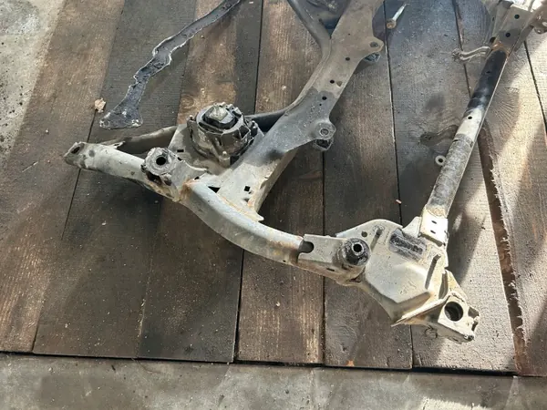 BMW F20 Etupalkki OEM WÓZEK KOŁYSKA PRZÓD image 3