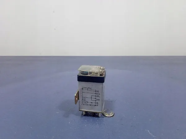 Relais de surtension OEM 2015403245 pour Mercedes W124/W201 image 4