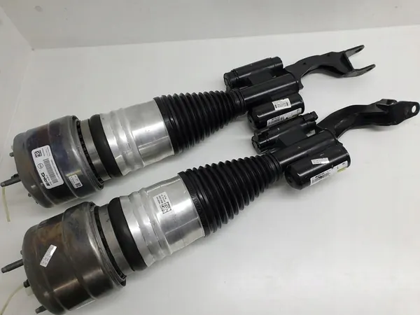 MERCEDES GLC 4.3 AMG Stötdämpare A2533207900 A2533208000 image 3