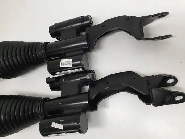 MERCEDES GLC 4.3 AMG Stötdämpare A2533207900 A2533208000 image 5