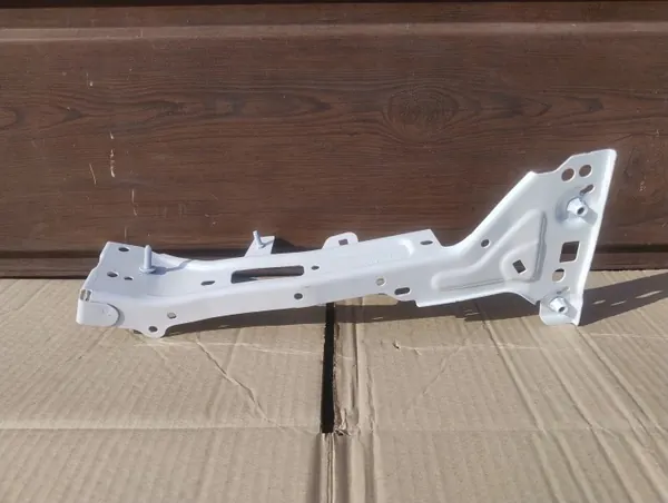 Audi A4 B9 Rechter spatbordbeugel OEM 8W0821136C image 2