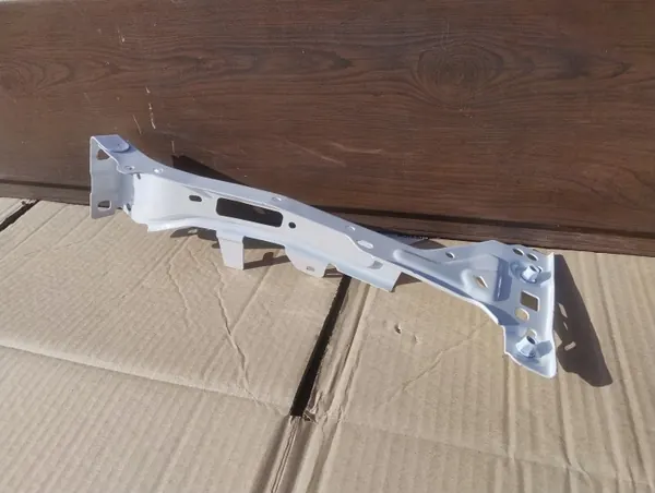 Audi A4 B9 Rechter spatbordbeugel OEM 8W0821136C image 6