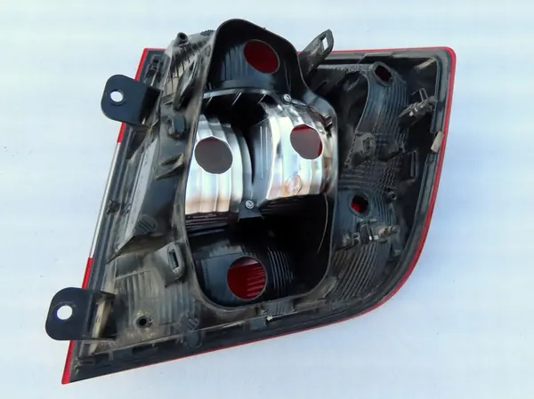 Luz trasera izquierda Skoda Rapid Lift HB image 2