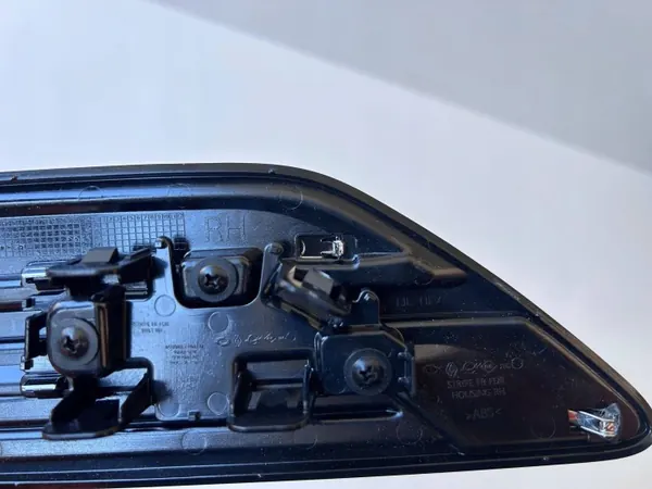 Tapón de guardabarros delantero derecho OEM MCJ18731 Renault Arkana image 3