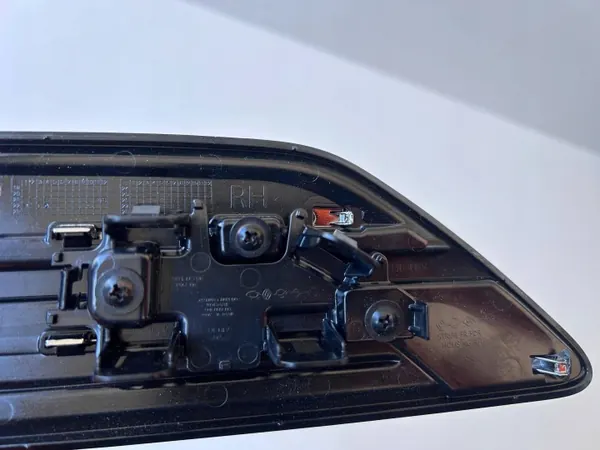 Tapón de guardabarros delantero derecho OEM MCJ18731 Renault Arkana image 4