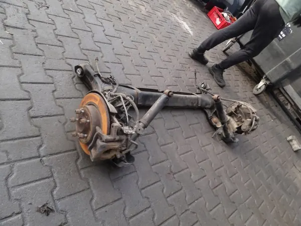 Viga do eixo traseiro OEM 555013648R Nissan Juke II image 3