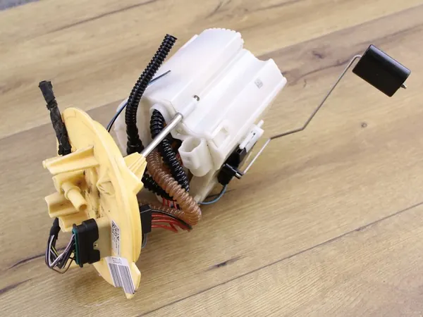 MERCEDES W213 CDI 2.0 BRANDSTOFPOMP A2054705000 image 2