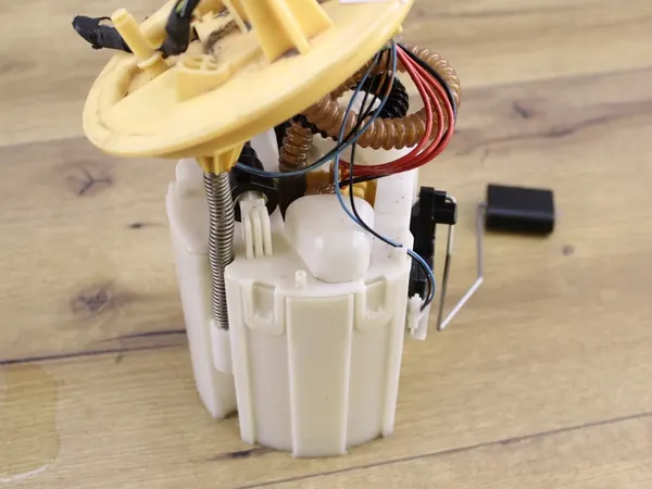 MERCEDES W213 CDI 2.0 BRANDSTOFPOMP A2054705000 image 3