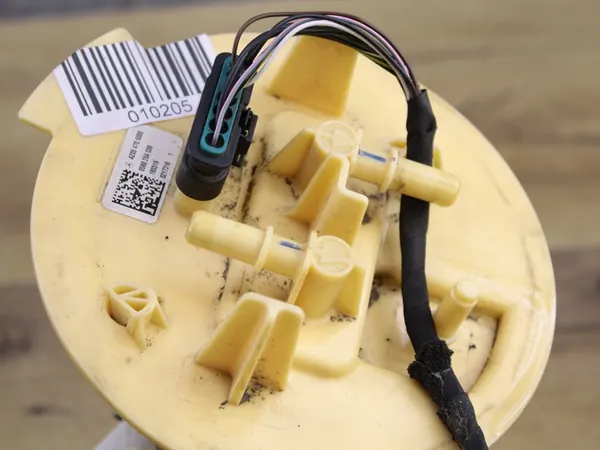 MERCEDES W213 CDI 2.0 BRANDSTOFPOMP A2054705000 image 5