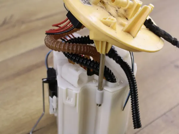 MERCEDES W213 CDI 2.0 BRANDSTOFPOMP A2054705000 image 6