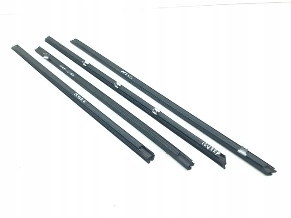 Joint de vitre avant Land Rover OEM AMD193173 image 2