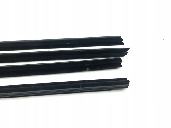Joint de vitre avant Land Rover OEM AMD193173 image 3