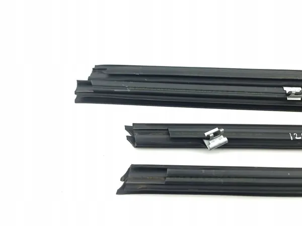 Joint de vitre avant Land Rover OEM AMD193173 image 4