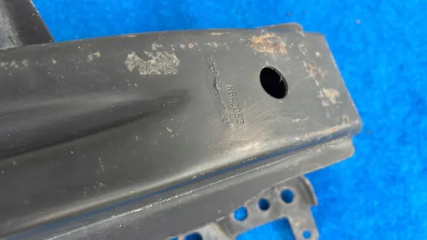 VW Passat B6 Etupuskuri 3C0807109D image 3