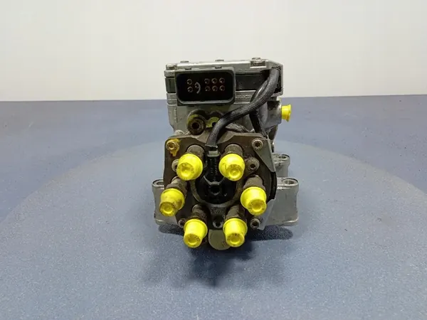 AUDI A4 B5 A6 C5 PASSAT B5 2.5 TDI Kraftstoffpumpe 059130106B image 4