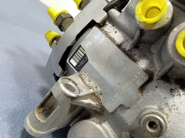 AUDI A4 B5 A6 C5 PASSAT B5 2.5 TDI Kraftstoffpumpe 059130106B image 9