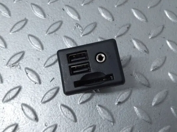USB-aansluiting Cadillac ATS OEM 13581213 - Gebruikt image 4