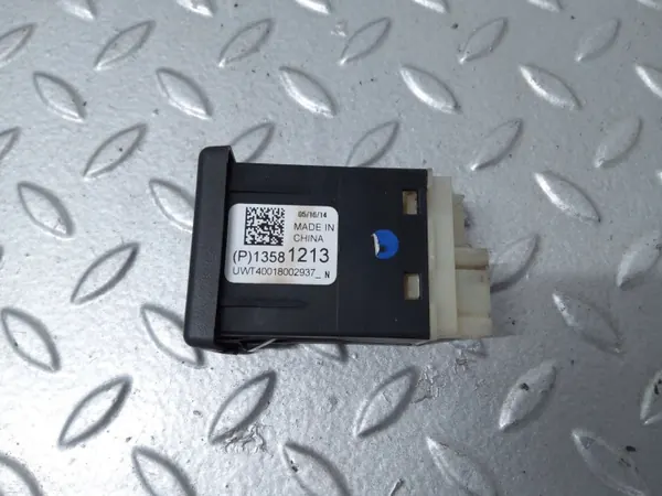 USB-aansluiting Cadillac ATS OEM 13581213 - Gebruikt image 5