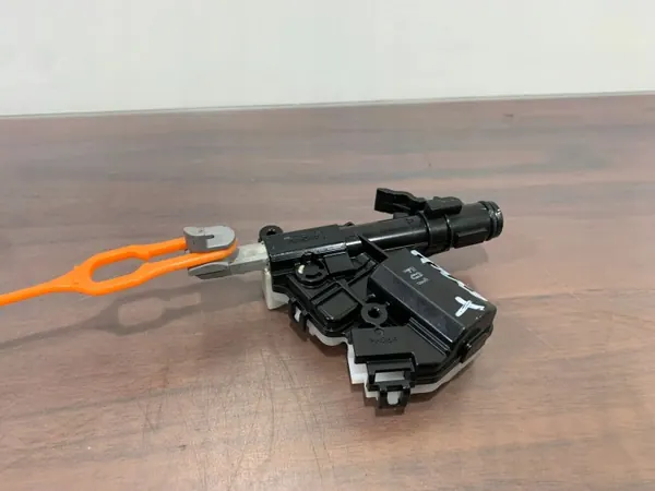 Subaru Ascent Kraftstoffklappenverschluss OEM FBZ28926 image 4