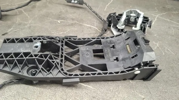 Suporte de Manivela Frontal Esquerda VW Arteon image 2