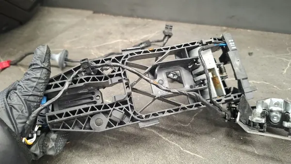 Suporte de Manivela Frontal Esquerda VW Arteon image 6