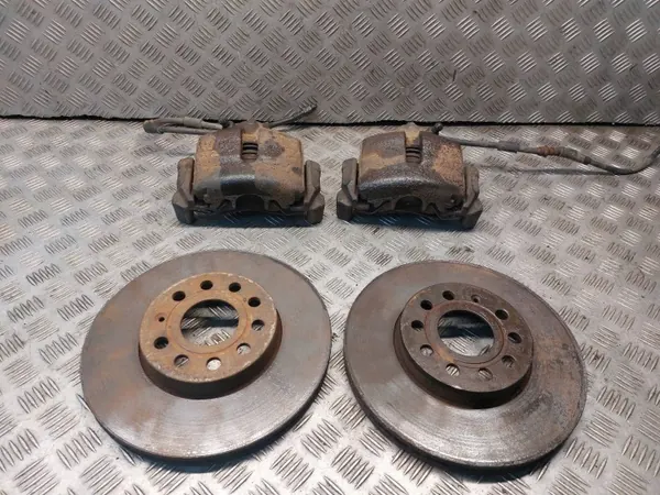 Bromsskivor + Belägg + Bromsok VW Touran Fram image 2