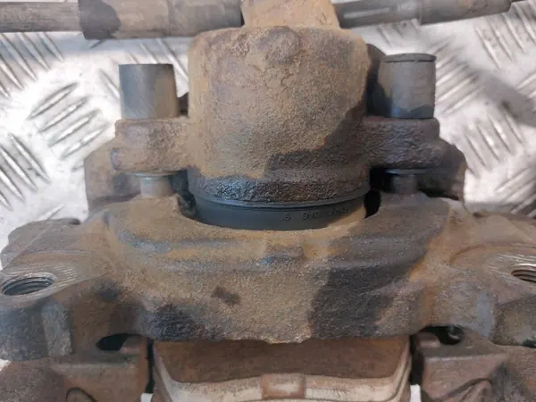 Bromsskivor + Belägg + Bromsok VW Touran Fram image 9