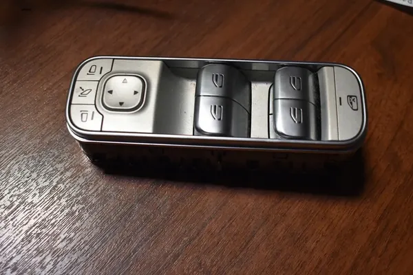 Raam Bedieningspaneel Mercedes W167 image 2