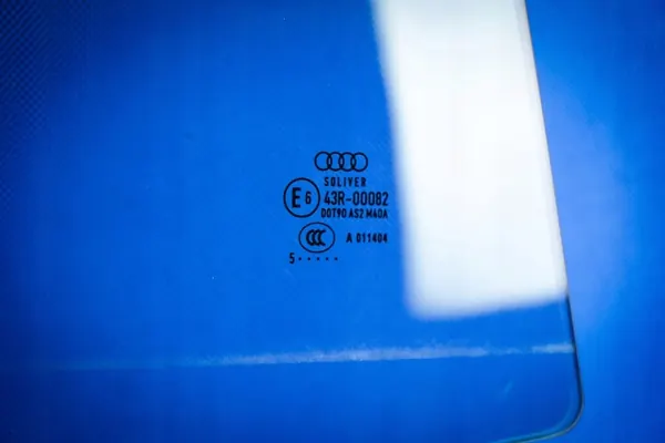 Audi A5 Hecktürscheibe OEM 8T8845206B image 3