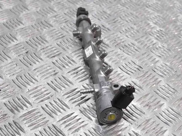 Polttoaineputki Audi A5 Cabrio 2.0L 2012 04L089E image 7