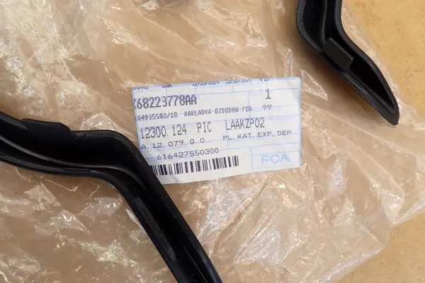 Dodge Journey Crossroad Halogeeni Grillikehys RH 68223778AA image 9