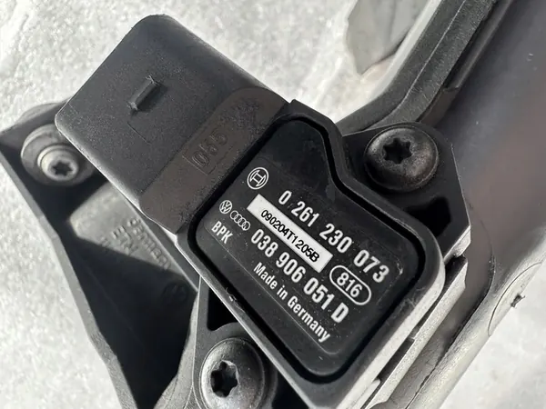 Audi OE Luftrohr 1K0129654AR image 5