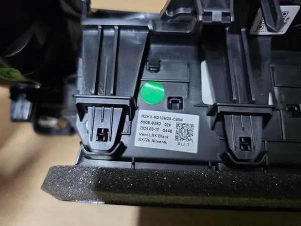 Grade de ventilação central FORD PUMA MK2 LIFT 2024-2025 R1TB-18835-ACW image 9