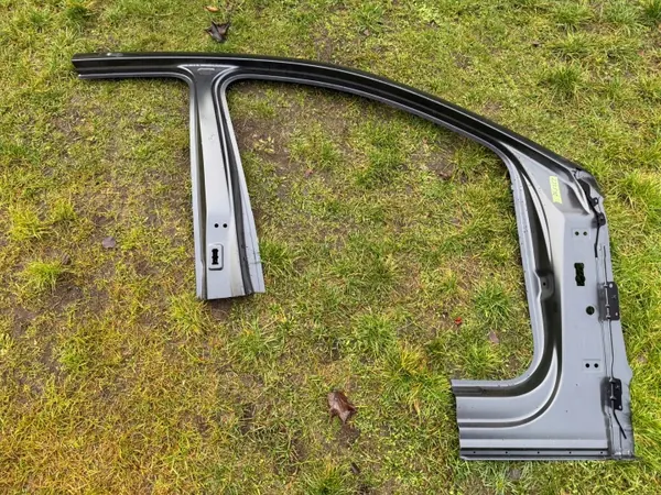 Oikea pilaripäällyste OEM 85H809076 Audi Q6:lle image 2