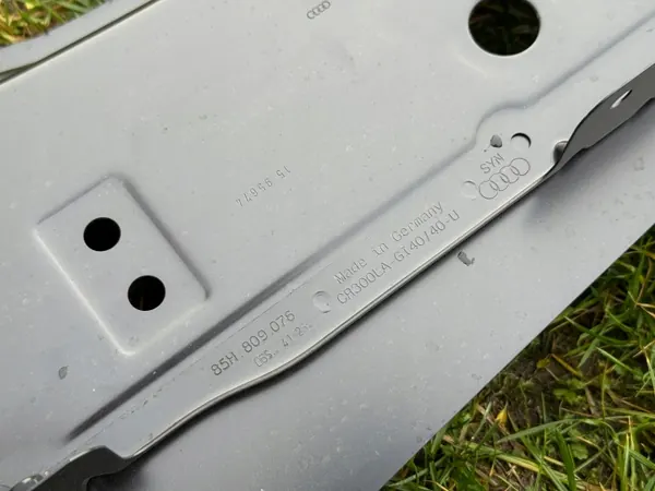 Oikea pilaripäällyste OEM 85H809076 Audi Q6:lle image 3