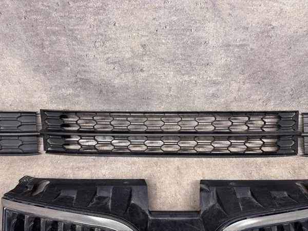 Skoda OE 5E0853653A grill image 5