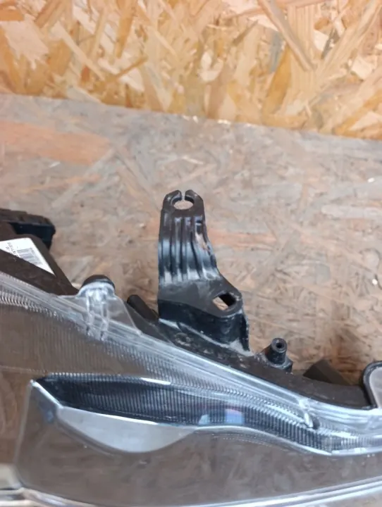 Farol Direito OEM MKNHUU76 para Toyota Corolla Sedã image 3