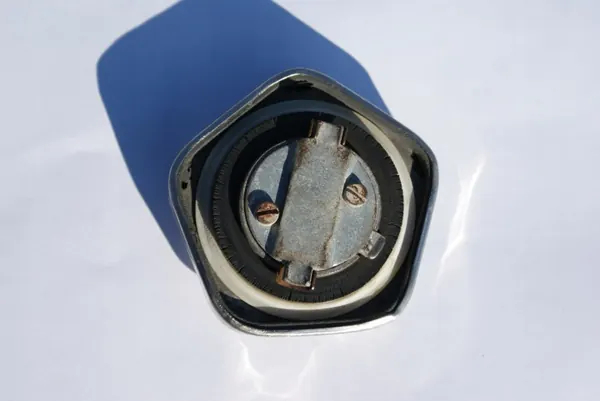 Bouchon de réservoir OEM Volvo - Pièce d'origine usagée image 3