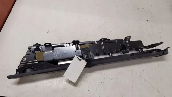 Mercedes-Benz C W204 kofferruimte rollenbeugel OEM A2048600124 image 3