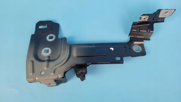 Mercedes EQE W295 etu vasen lokasuojan kiinnike OEM A2958808700 image 2