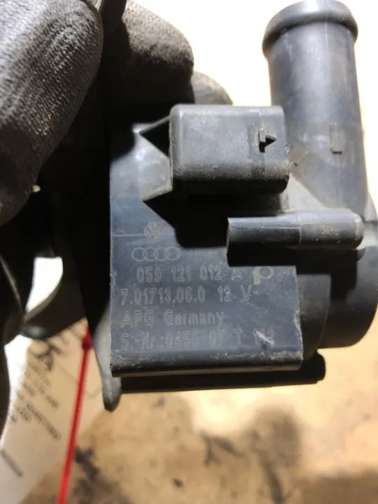 Manguera de bomba de agua Audi A5 8T 3.0 OEM 059121012 image 9