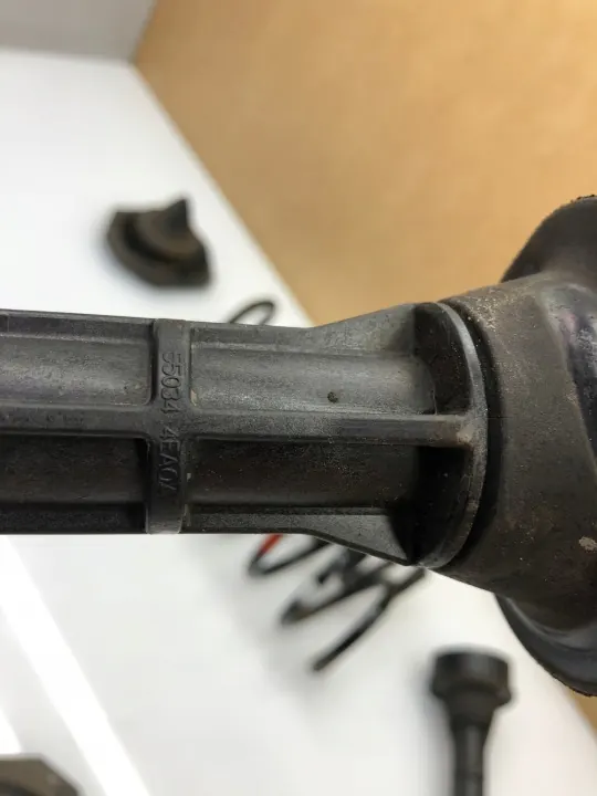 Taka-iskunvaimentimet OEM 550324EA0A + iskunvaimentimet image 3