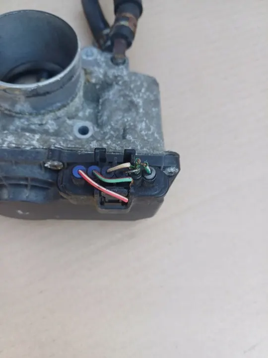 Cuerpo de aceleración 1.3B Mitsubishi Colt VI MN191145 image 3