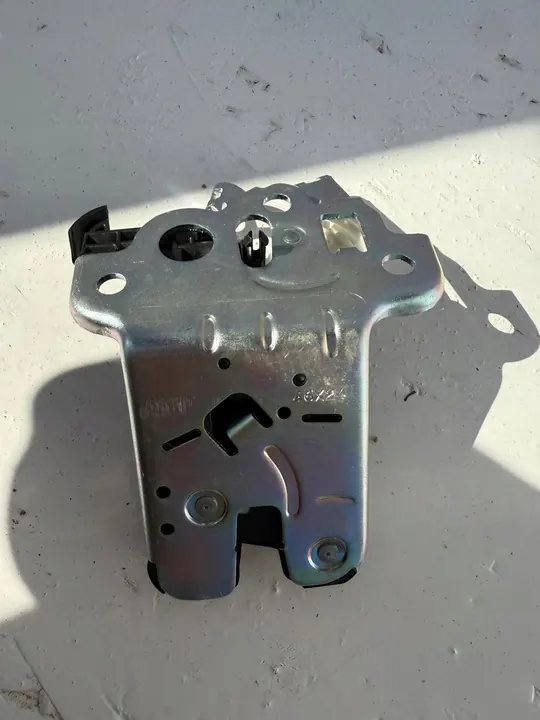 Verrou de hayon AUDI VW SKODA SEAT 8R0827505A image 3