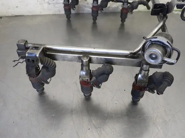 Rampe d'injection Audi A6 C5 image 5