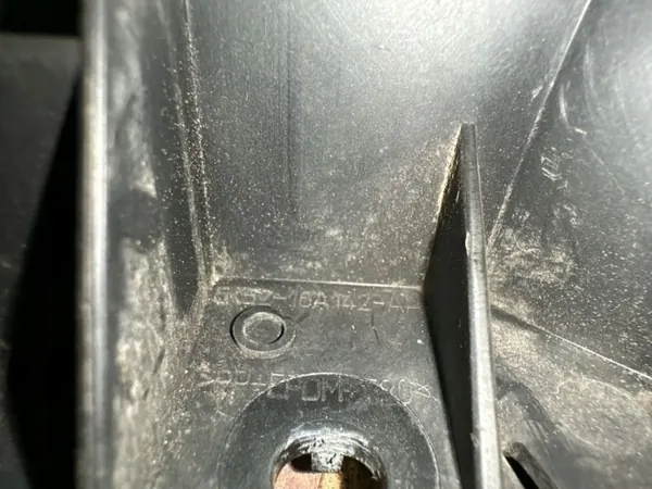Oikea lokasuoja-kiinnike OEM 5M516A142AA Land Rover image 4